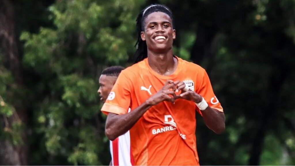 Reyes se va convirtiendo en prolífico goleador en la liga doméstica.