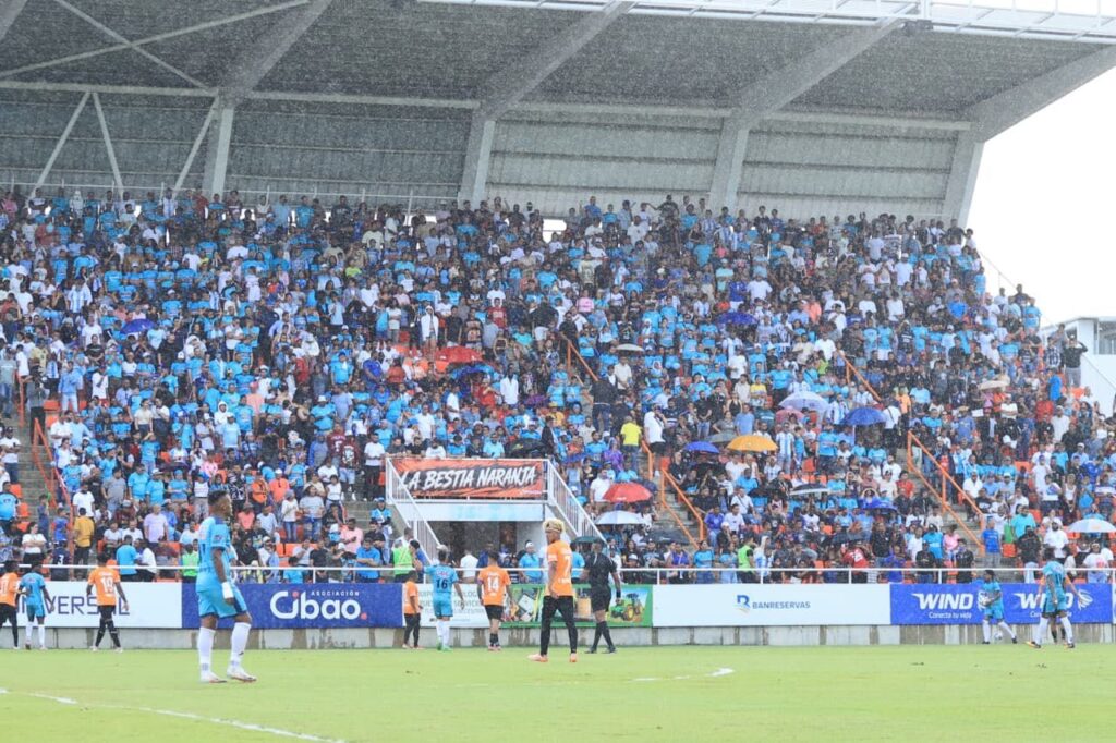Público presente en el estadio universitario de la PUCMM en Santiago
