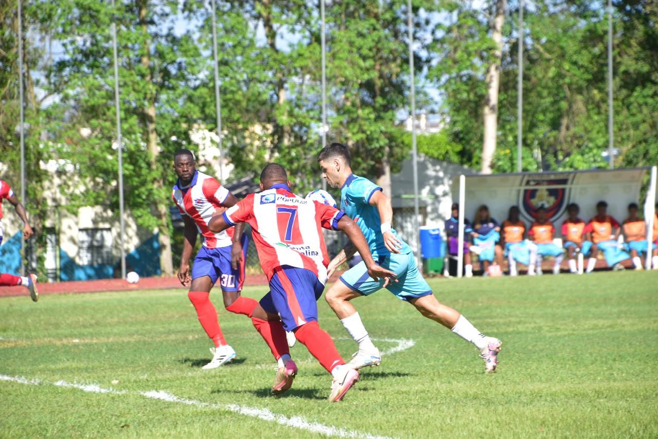 Accion de la semifinal de ida entre Salcedo y Delfines del Este.