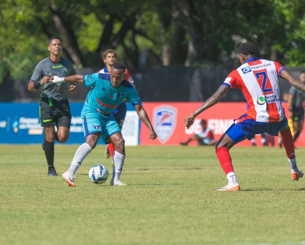Acción del partido entre Delfines y Salcedo