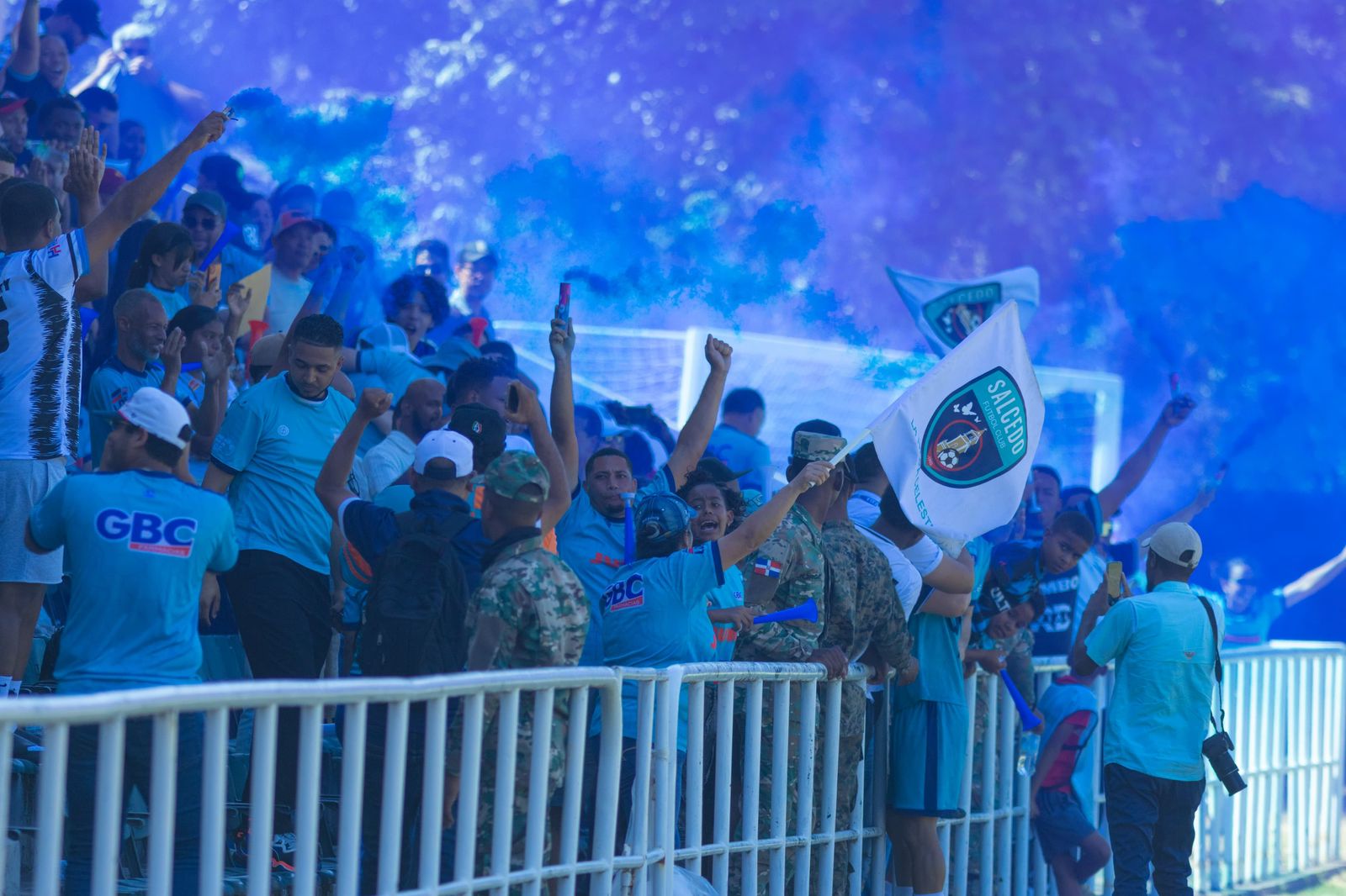 Fanática de Salcedo celebrando su pase a la final