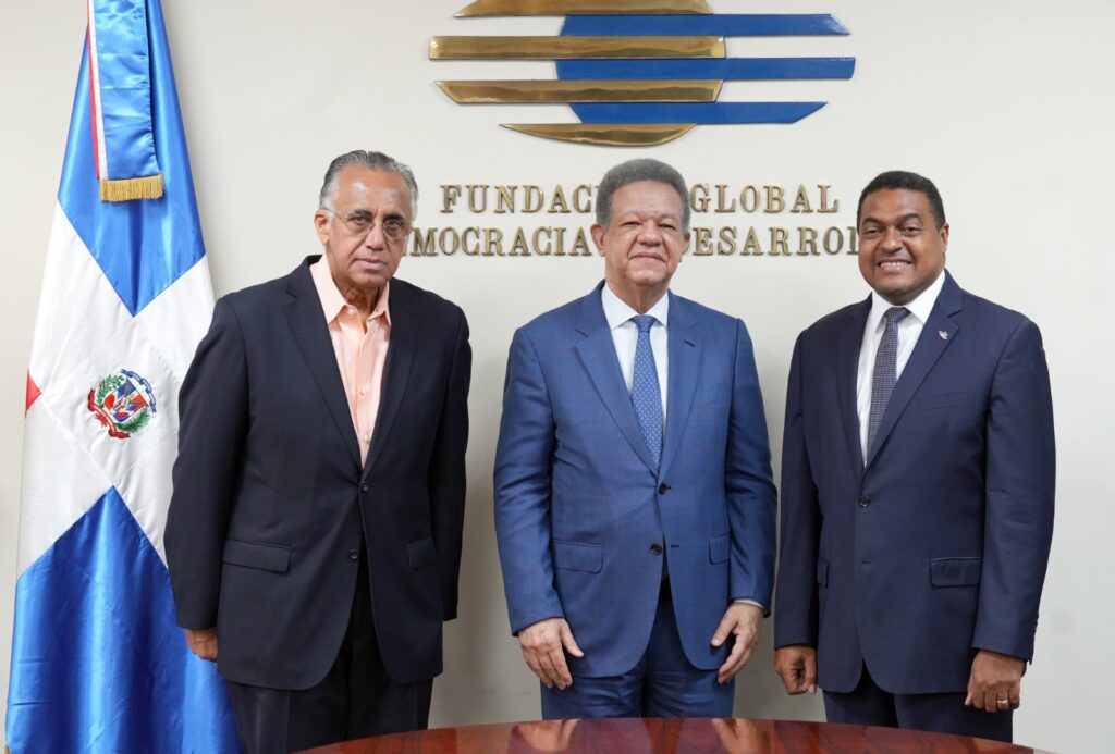 José P. Monegro, presidente del Comité Organizador de Santo Domingo 2026, conversa con el expresidente de la República, Leonel Fernández, durante una visita a Funglode.