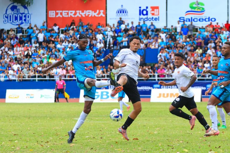 Hansley Martínez se Salcedo y Rivaldo Correa de Cibao fc