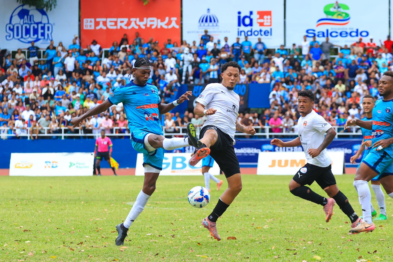 Hansley Martínez se Salcedo y Rivaldo Correa de Cibao fc