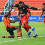 Juan David Díaz del Atlético Vega Real ante Wilman Modesta de Cibao fc