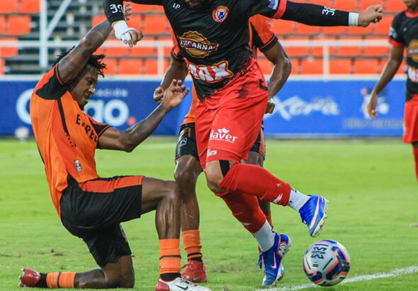 Juan David Díaz del Atlético Vega Real ante Wilman Modesta de Cibao fc