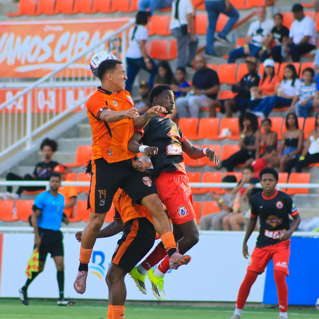 Momento del partido entre Cibao y el Atlético Vega Real